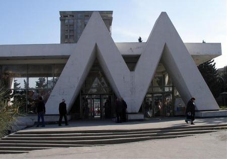 Metronun dağıdılan keçidləri təmir olunur